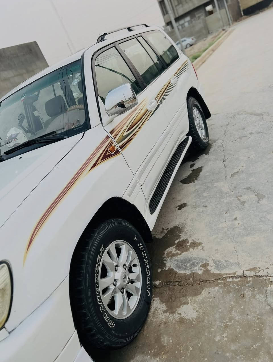 السلام وعليكم سيارة لاندكروز مونيكا (موديل2000 محدثة 2007) سيارة كاملة مابيها نقص خير من الله مصبوغة حزام جمالية تكم قمارة مكفولات السعر 118 وبيها مجال للستفسار هاذا رقمي *********** بي واتساب العنوان ديالى الخالص
