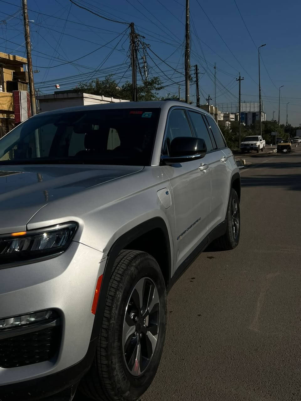 للبيع جيب كراند شيروكي لمتد هايبرد بلك ان 5 راكب
وارد امريكي فول مواصفات 
السياره حادثها جداً بصيط بابين تبديل نفس الون وصبغ كد شبر جاملغ ايمن 
‏ Grand Cherokee limited 4Xe 2023 2.0L 
رقم بغداد بسمي تحويل ثاني يوم 
ماشية 26 الف 
🟫 حجم المحرك ٢٠٠٠ تيربو جارج ٣٧٥ حصان مع محرك الكهرباء  
نظام الشحن : الشحنة الوحدة تمشيك ٤٥ كيلو بدون بانزين نهائيا يعني بالداخل متحتاج بانزين بس اشحن كهرباء  
داخل السياره لون اسود جلد 
🔴محرك تيربو + هايبرد + بلك ان  3 انظمة السائق يختار 
🔴 حساسات خلفية
🔴 ‏‎حساسات جانبيه بالمري
🔴 خمسة راكب 
🔴 رادار 360 درجة
🔴  تحديد مسار   
🔴  تبريد قطعتين
🔴 ثلاث انضمة قيادة 
🔴 بانوراما 
🔴 دفع رباعي. 
🔴 كير ماوس مع وضعيات القياده المختلفه للجبال والطرق الوعره والرمال والطين
🔴 شفتات ستيرن 
🔴 هاند بريك بصمه 
🔴مقود جلد + تدفئة 
مواصفات 
1️⃣ لايتات لد 
2️⃣ هيترات في الكشن 
3️⃣ شاشات عدد 2 شاشة  الحجم الكبير للراكب منفصلة 
4️⃣ كراسي خزن ميموري  
5️⃣ سستم صوت ALPINEو دمام خلفي بلادي 
6️⃣ تشغيل عن بعد
7️⃣ نظام محاكاة العجلة الذكي 
8️⃣ نظام ملاحة 
9️⃣ نظام قيادة ذاتية بريك امامي خلفي اوتو (توقف ذاتي 
السعر 33000 ألف دولار بية مجال بسيط 
مكاني بغداد الشعب سوق شلال
رقم الهاتف ***********
