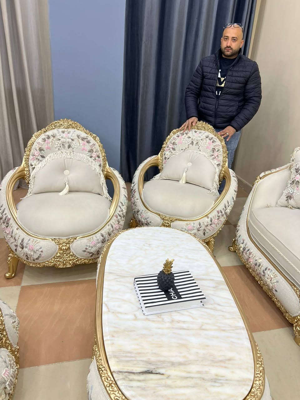 طقم صالون على أعلى مستوى من الجودة تطريز هاند ميد دهان حرارى خشب زان احمر إسفنج أعلى كثافة حفر يدوى متاح تغيير لون القماش ومتاح تنفيذ اى كمية وبسعر المصنع 
للحجز والاستفسار يرجى الاتصال بنا ع الارقام التاليه 
01062592268
015 54642268 
يوجد شحن لجميع الدول


**إذا كنت صاحب هذا الإعلان وتريد حذفه لأي سبب، رجاءا أرسل رسالة إلى الدعم الفني**