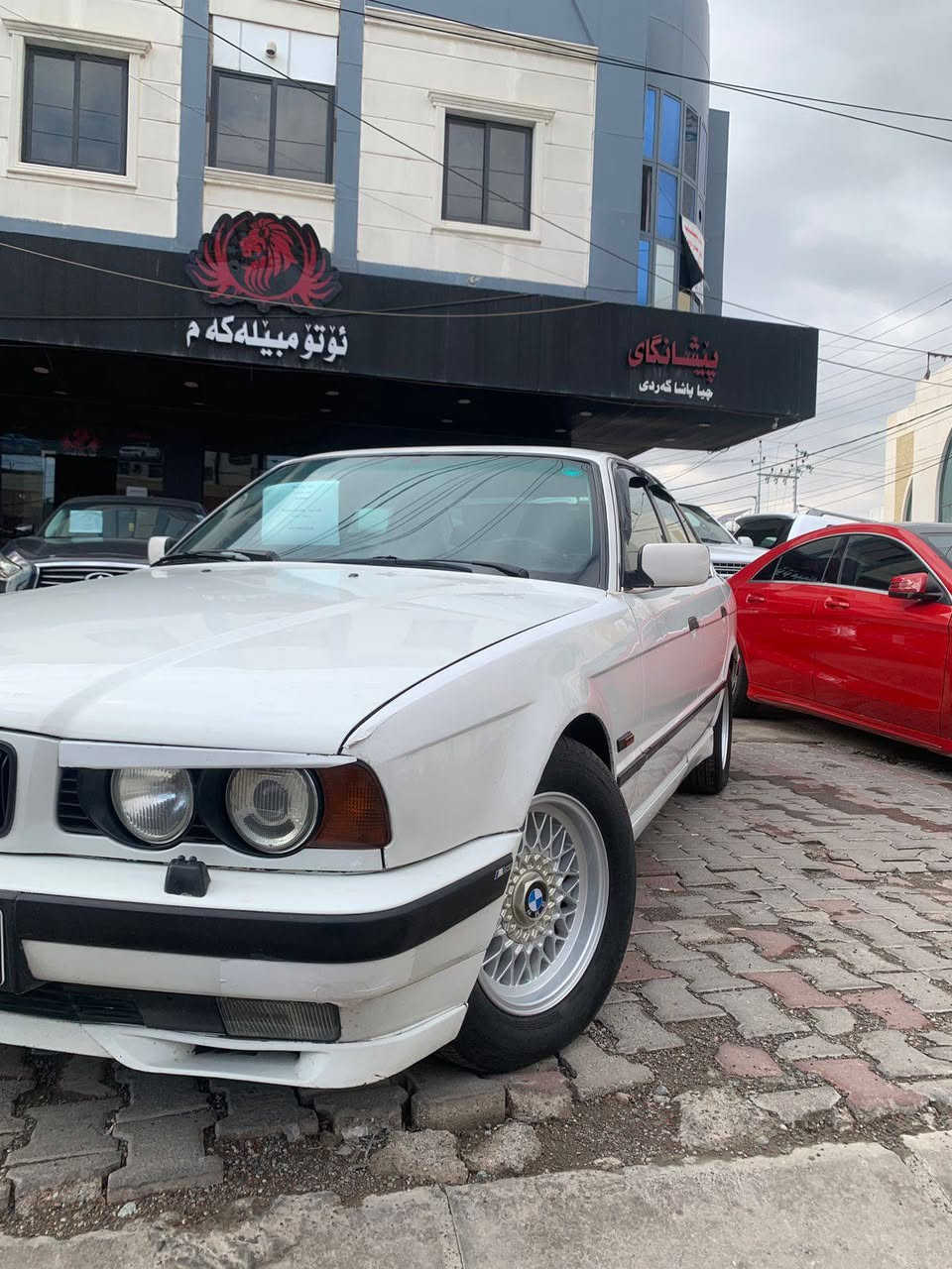 بی ئێم BMW 525                               
مۆدیل 1989
1پارچە سبوغ 
بێ ناو بێ ئێڕباگ 
مەکینەی سەقەڕی بۆ داندراوە V6 
ڕەقەم و سەنەوی نوێیە 
ڕویشتن 280 km 
فوول مواسفات ، تۆماتیک تەبرید سلایت ، جلد 
٤٦۰ هەزار غەرامەی لەسەرە 
***********
نــــــرخ 75 وەرەقە أربيل, العراق
