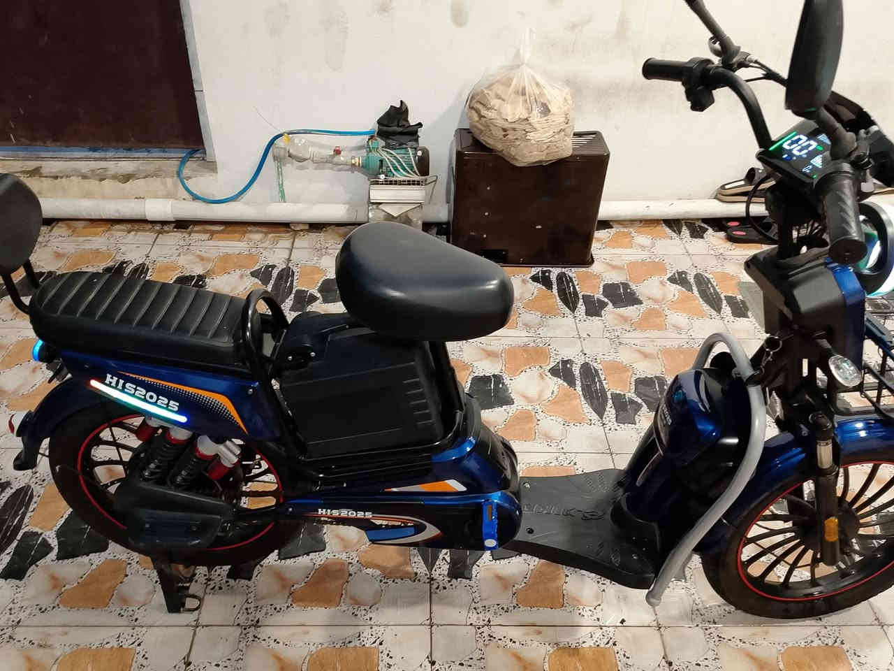 سلام عليكم دراجه شحن للبيع موديل 2025 مستخدم شهر فقط أخو جديد حجم 20 مابي أي عيب كلشي بي شغال 5 بطاريات بلادي سعر 500 ألف وبي مجال مكان كركوك غرناطة 
للتواصل ***********
