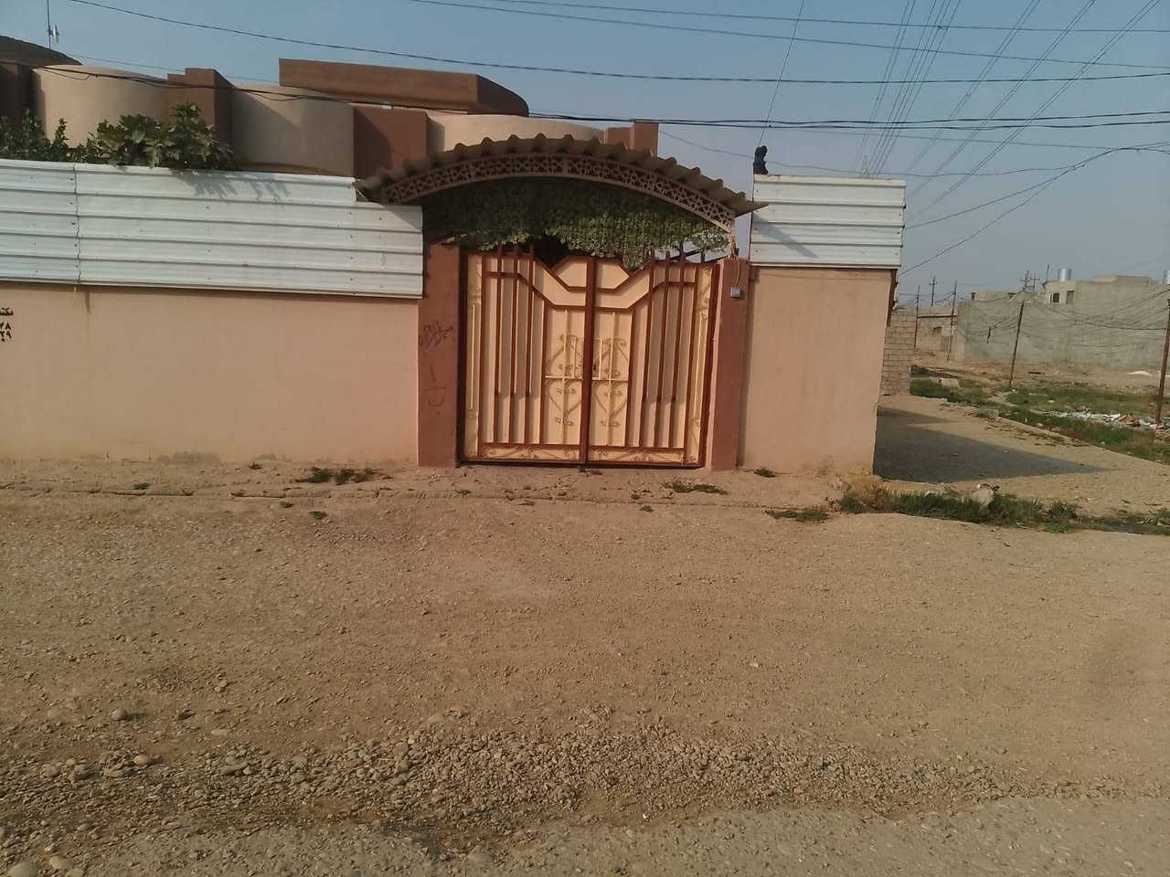 بيت للبيع في منطقه القوسيات قرب المدرسه الصينيه المساحه 240 متر غرفتين هول إستقبال صحيات مطبخ حار بار كهرباء ماء كرت بلديه بيت جاهز ونظيف اساس بادلو الإتصال على (***********) (***********)
