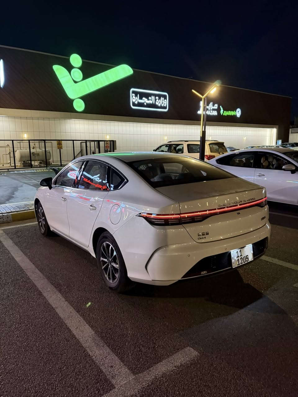 للبيع دستروير Byd Destroyer 2025 
زيرو كفالة عامة دخول جديد مرقمة كامل 
بأسمي تحويل مباشر 
داخل ابيض وجلد شاشة دوارة كبيرة 
ويل كروم. تفويله تمشي 1200km
مع كامل الملحقات الاصلية + بصمة + كارت +شاحنة سريعة ١٦ امبير 
ماسحات + فوم طوارئ + منفاخ + كاعيات حوضيات بلاد. مثلث طوارئ الاصلي 

السعر 133$ 
العنوان بغداد الدورة شارع ٦٠ 
الاتصال على الرقم 
 *********** يوجد واتساب
