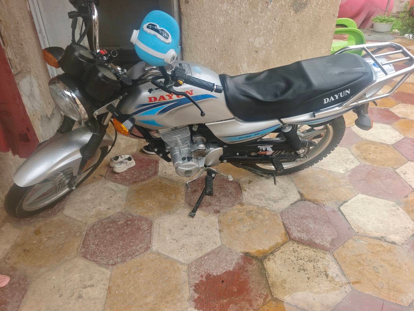 السلام عليكم العنوان كربلاء حي العامل
دراجه دايوان عظم رصاصي موديل23 طالعه بال24 شهر السادس 
الدراجه اني مطلعها من المعارض ع أيدي من ( ثامر خلخال)
تبديل دهن كل 10 أيام وكل أسبوع بالصيف 
جديده بمعنى الكلمه
برغي ما ناقصها كامله ومكفوله كفاله عامه