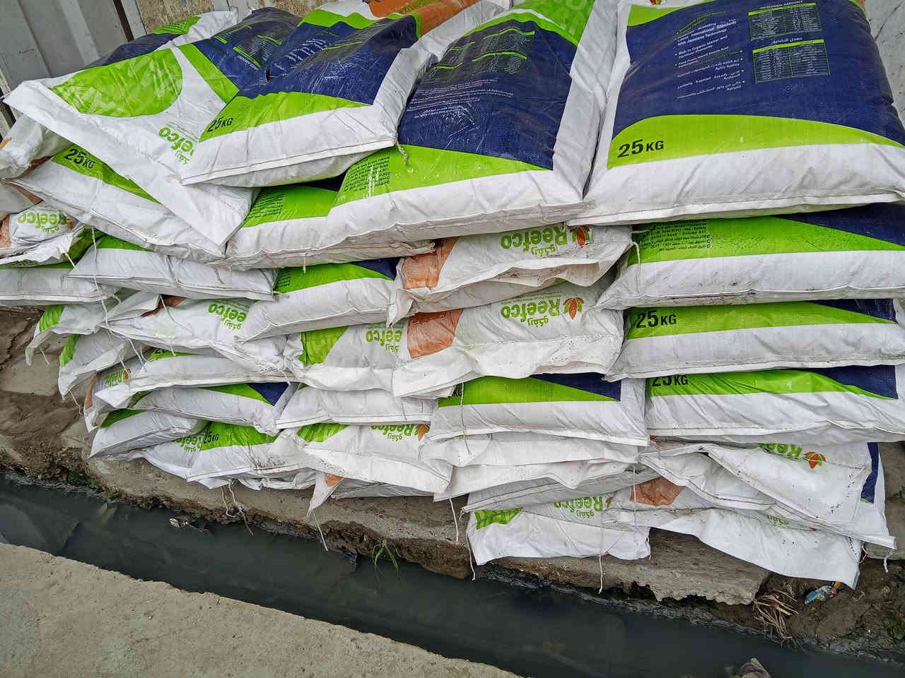 🐓🌿 سماد الدواجن العضوي ريفكو– قوي الأرض لزرعك 🌱💪
متوفر في مكتب جنائن ذي قار الزراعي 
توجد خدمه توصيل كافه محافظات العراق

الكيس تحتوي عل وزن 25 كيلوا الطن 40 كيس 
🔶 منتج طبيعي 100% – غني بالعناصر الغذائية
هل تبحث عن طريقة طبيعية وآمنة لزيادة إنتاجية محاصيلك؟
سماد الدواجن العضوي هو الحل الأمثل لتحقيق خصوبة التربة وتعزيز نمو النباتات.
⸻
✅ مميزات سماد الدواجن العضوي:
 • 🔸 يحتوي على نسبة عالية من النيتروجين والفوسفور والبوتاسيوم.
 • 🔸 يحسن بنية التربة ويزيد من قدرتها على الاحتفاظ بالماء.
 • 🔸 يرفع جودة وكمية المحاصيل بشكل ملحوظ.
 • 🔸 يقلل من استخدام الأسمدة الكيماوية الضارة.
 • 🔸 صديق للبيئة وآمن على الإنسان والحيوان.
⸻
📦 متوفر بجميع الكميات:
من عبوات صغيرة للمزارعين إلى شحنات بالجملة للمشاريع الزراعية الكبيرة.
⸻
السعر مراسله البيج او الاتصال على رقم *********** &***********
🏭 من إنتاج:- معامل سما كربلاء
