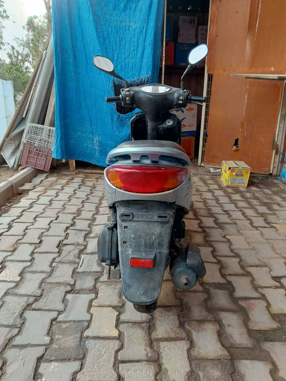 دراجه بريز للبيع بلادي مكينه بلادي كابريتر بلادي مختمه ختم واحد السعر 700 وبيه مجال العنوان مشتل حي الرئاسة الرقم ***********
