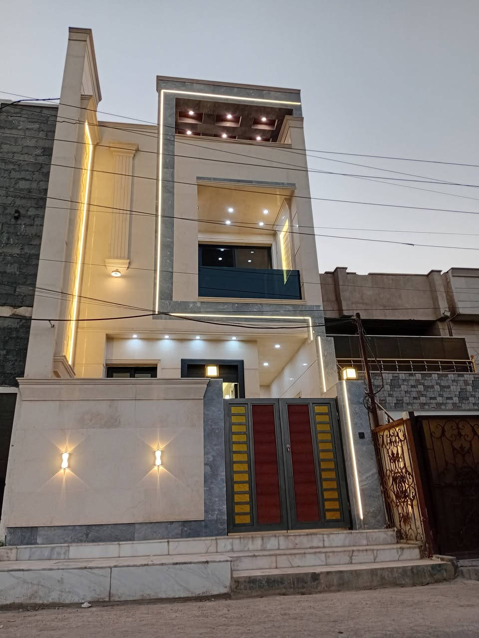 دار زيروو في السيدية بيت بناء درجة أولى من أعلى المواصفات 
الداخلية والخارجية من ناحية ارتفاع السقف ٣م ونص 
عمل ديكورات بالسقف مع ارضية مرمر واجهة مرمر مع جدران الواح 
شبابيك المنيوم مع محجر جام تركي ...
يحتوي .. ....
دار سكن زيرو طراز حديث ثلاث طوابق... يوجد مقابل البيت تشجير 

مساحة.   ١٠٠م
واجهة.      ٥م
نزال..      ٢٠م 

يحتوي على 

5نوم 
٤ صحيات 
بالإضافة إلى صالة كبيرة وهول داخلي ومطبخ.......

مكتب المجد للوساطة العقارية سيدية شارع العلوة مقابيل مدرسة حلم الغد ...

الاتصال 
***********
***********

نسعى لخدمتكم نحو الأفضل نستقبل كافة عروضاتكم السكنية والتجارية 

مكتب المجد للوساطة العقارية
