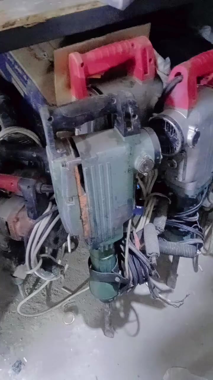 السلام عليكم ورحمة الله وبركاته دريلات كسار لبيع بسعر مناسب العدد 10 المكان بغداد  مدينه الصدر الكياره 
عل فحص رقم ***********
