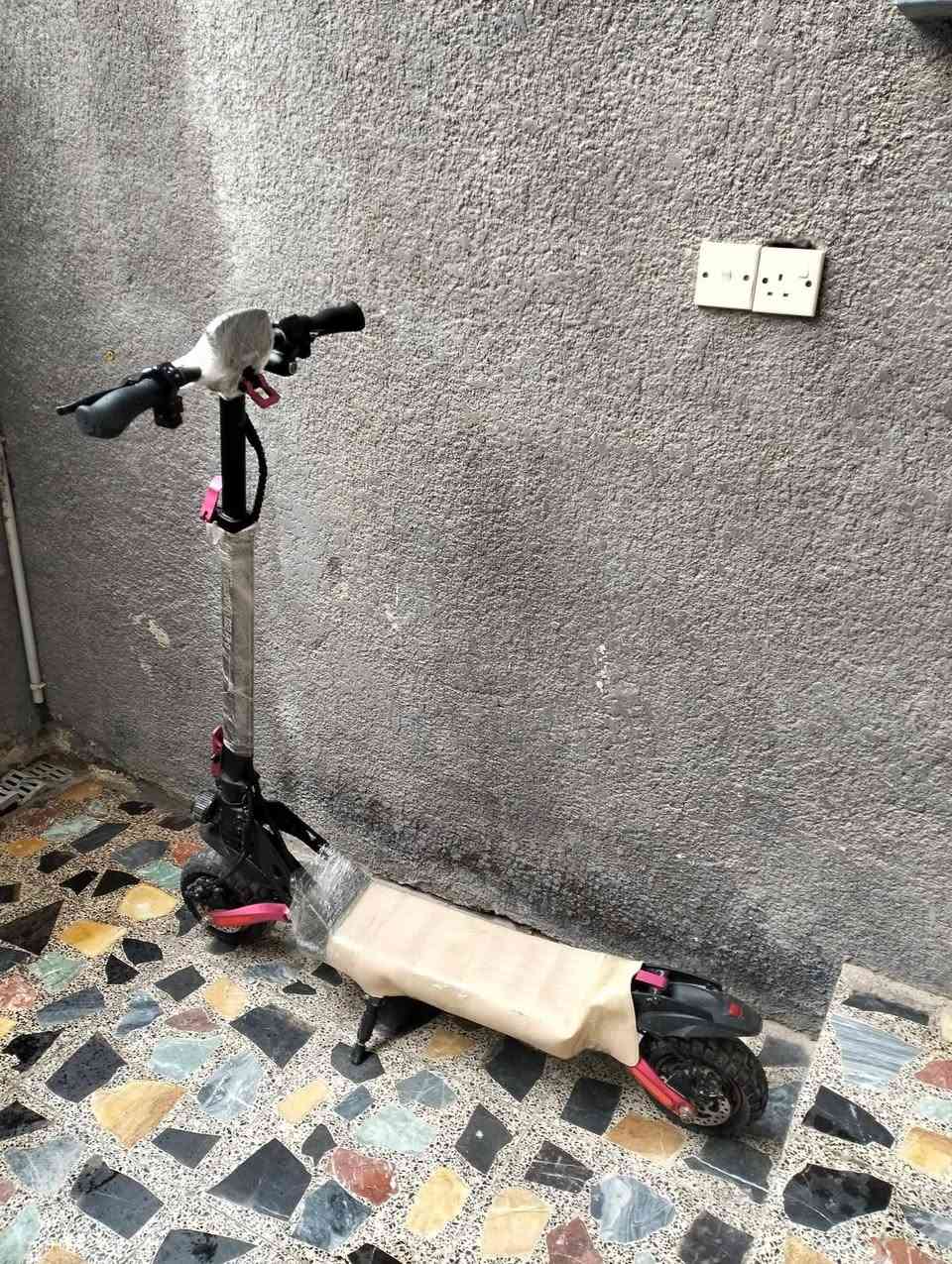 سكوتر للبيع 🛑🛴🛑🛴
سكوتر
KUGOOKIRIN G2PRO  الروسي  للبيع نضيف جدا
سكوتر بطاريته ليثيوم المحرك يصل  "Brushless" بقوة 600 واط السرعة القصوى: تصل إلى 55كم/ساعة، حقيقي إمكانية التنقل بين 3 أوضاع للسرعة (15، 30، 55 كم/ساعة
البطارية: بسعة 48V 15Ah، وتمنحك مدى قيادة يصل إلى 55 - 58 كم في الشحنة الواحدة (حسب الوزن وظروف الطريق).الإضاءة: نظام إضاءة متكامل يشمل 6 مصابيح (أمامية، جانبية، وخلفية مع إشارات انعطاف) لضمان الرؤية الليلية.
الشاشة: شاشة LED ذكية تعرض السرعة، مستوى البطارية، والمسافة المقطوعة بوضوح حتى تحت أشعة الشمس
ويجي وياها مقعد اذا تريد اشده (حسب ختيارك) سكوتر قوي قوي بمعنى الكلمه ينافس السوك
السعر على الخاص
واتس اب
(***********)∆•••••∆
