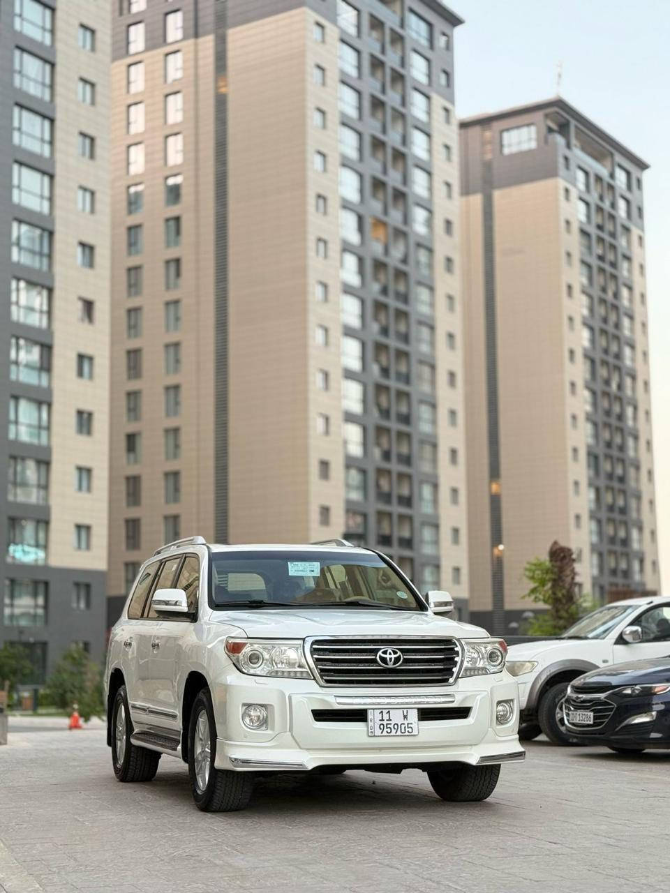 سلام وعليكم لاند كروز موديل (2015) بريميه اصل رقم بغداد بسمي سنويه وهزه ورقم جديد  سياره جديده جدا ماشيه 142km سياره مابيهة نقص برغي والسياره كير مكينه وتبريد وصدر على وضع الوكاله مابيهة ولا برغي مفتوح بل سياره جديده بمعنى الكلمه كفاله عامه مكينه 4600V8 المواصفات فول الفول معروفه البريم مري قلاب 8ايرباك داخل قرميدي جلد كشن كهرباء جديده بمعنى الكلمه فتحه فول نيكل شاشه كامره حساسات مكاني بغداد الاطباء السعر (395)وبيهة مجال جدا بسيط لاستفسار ***********
