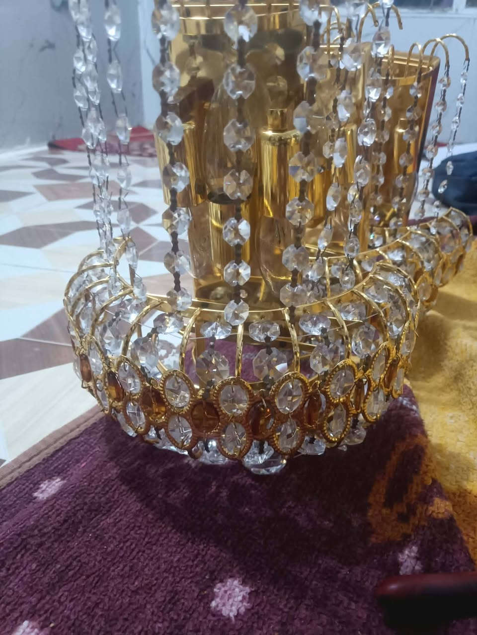 السلام عليكم ثريات وبراكيت جدار ثريات ٣ ثنين خوات وحده جبيره للبيع مكاني بابل ابو غرق *********** الباركيت الواحد ١٠ والثريات عدي زوج ٥٠ وعدي وحده ٥٠ ابيع شلع
