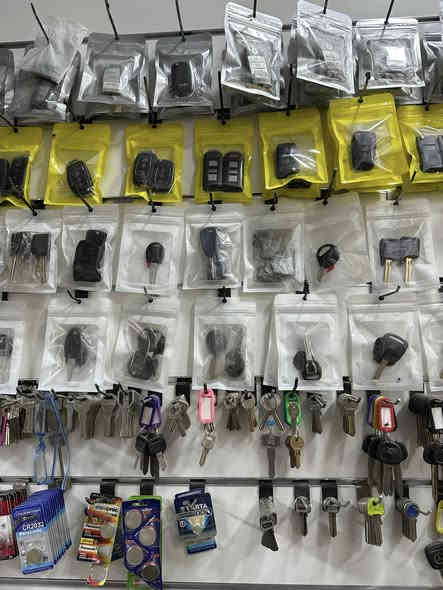 مفاتيح احمد فرع بسمايه 
عمل جميع أنواع المفاتيح والكيلونات والريمونتات والبصمات
فتح الشقق المقفوله وفتح السيارات المقفوله 
العنوان / بسمايه الشارع العام مقابل البوابه الجديده مجاور سومر لل اراكيل 
 الاستفسار / ***********
