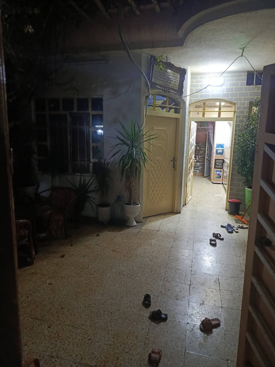 دار للبيع في حي الانتصار شارع 60 فرع صيدليه الميار المساحه 100متر ملك صرف طابوا الاتصال على الرقم ***********
