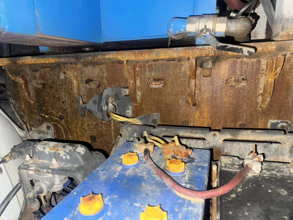 سلام عليكم 
البيع سكانيه 
موديل 1991جهاز 5طن 
شاصي بي فطور ثنين جوه الجهاز 
مصلح ومدبول بطن وضهر مكينه بيه صرفيه
رقم قادسيه كهربايات كله شقاله تبريد بلادي 
تخم تاير جديد الستفسار ***********
