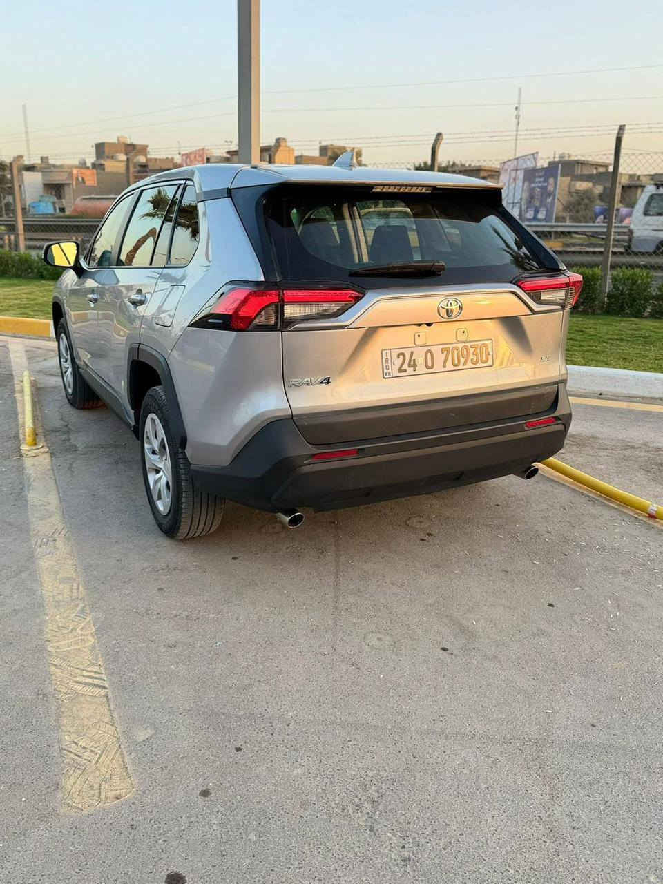 ‎السلام عليكم
‎تويوتا راف فور 2024 
‎مكينة ٢٥٠٠ (بانزين فقط)
‎رقم شمالي بـ أسمي (سنوية + هزة جديدة)
‎وارد امريكي حادث بسيط جدا جاملغ خلفي فقط بدون ايرباك 
‎الحادث مرفق بالمنشور
‎مكان السيارة بغداد 
‎السعر 231 وبيها مجال بسيط 
‎ه‍/***********
‎ بغداد, العراق
