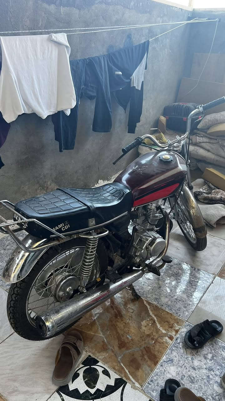 سلام عليكم دراجه للبيع نضيفه مثل ما موضح بصوره دراجه متروكه شهرين بدون اوراق مكينه سيجي قبق ابيض سعر 500وبيها مجال مكاني العماره حي الخضراء ***********
