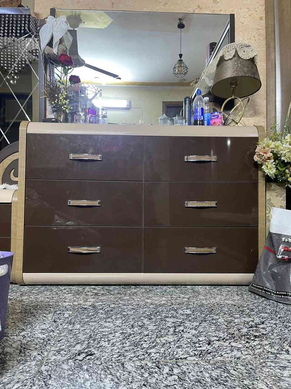 غرفه تركيه 7 قطع نضيفه بس ملاحضات جداً بسيطه السعر 750 المكان بغداد شارع فلسطين
***********
