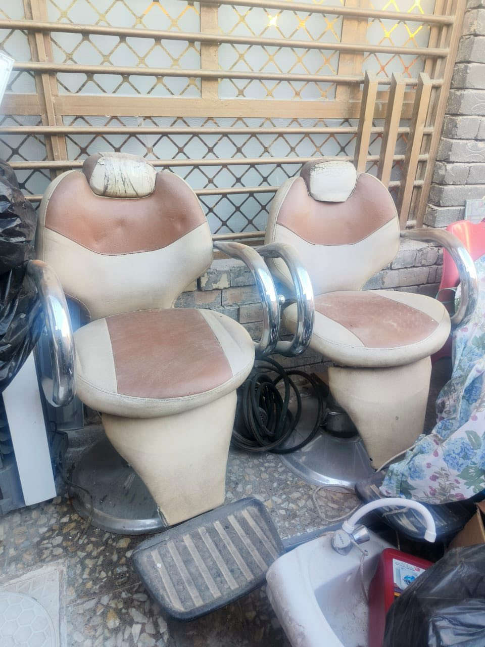 السلام عليكم اخوان كراسي حلاقه عدد ٢ للبيع السعر مناسب ***********
