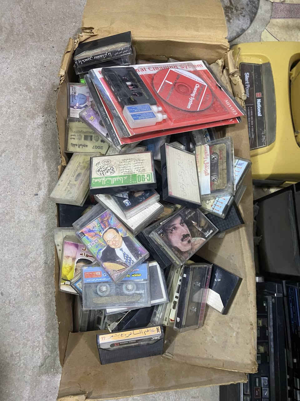 كاسيتات مشكل عراقي وقليل عربي قديمه للبيع ***********
