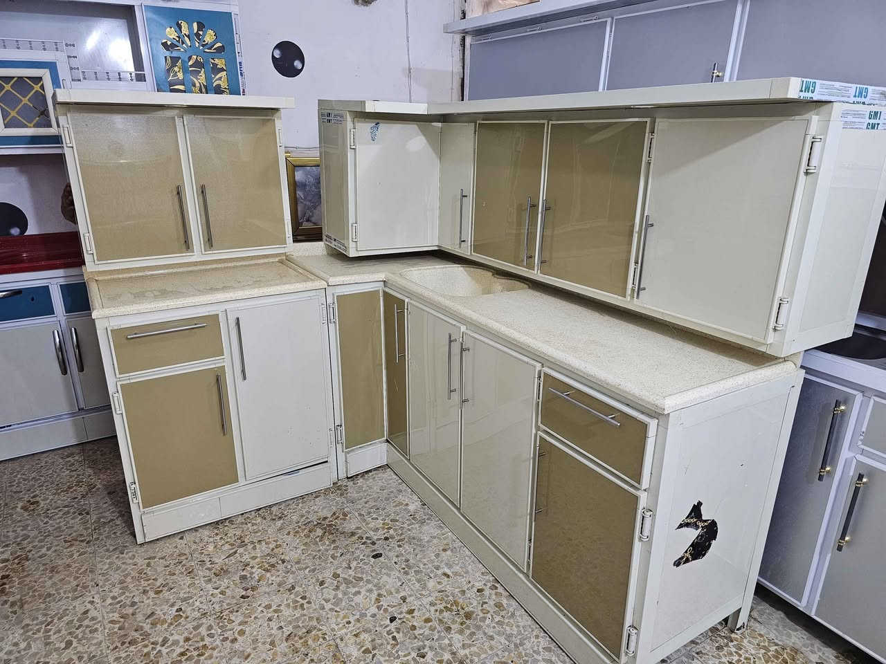 سنكي وكاونتر اربع طع كلش نضيف وتسكام وكلة مرمر اي ضرر مابي برغي معايزة العنوان نجف حي جزيرة سايدين مطعم العكايشي فرع جامع ثقلين *********** النجف, العراق
