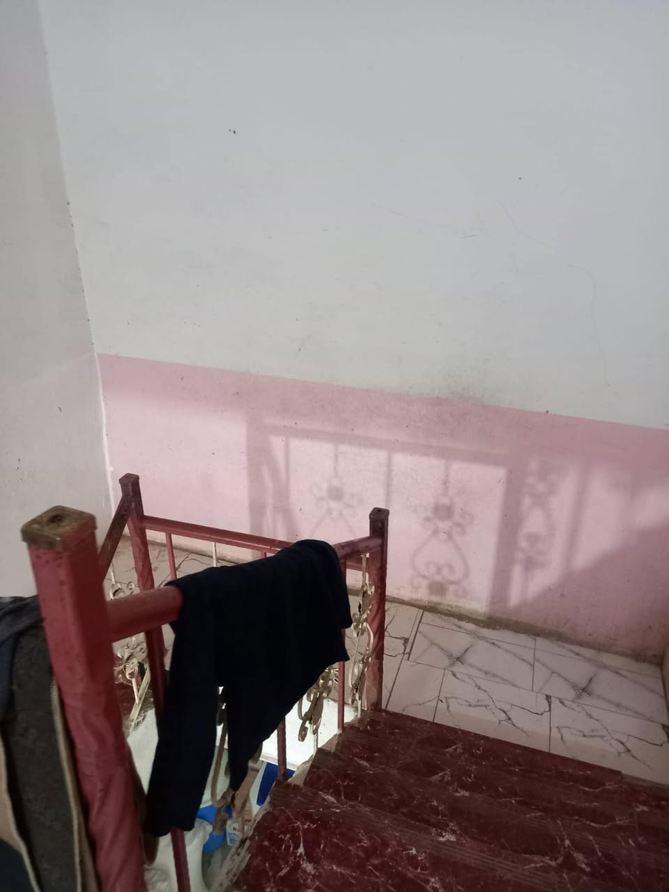 بيت للبيع حي الحسين نزلة جسر الناظم 150 متر طابق ونص السعر 70 وبي مجال الاستفسار ***********
