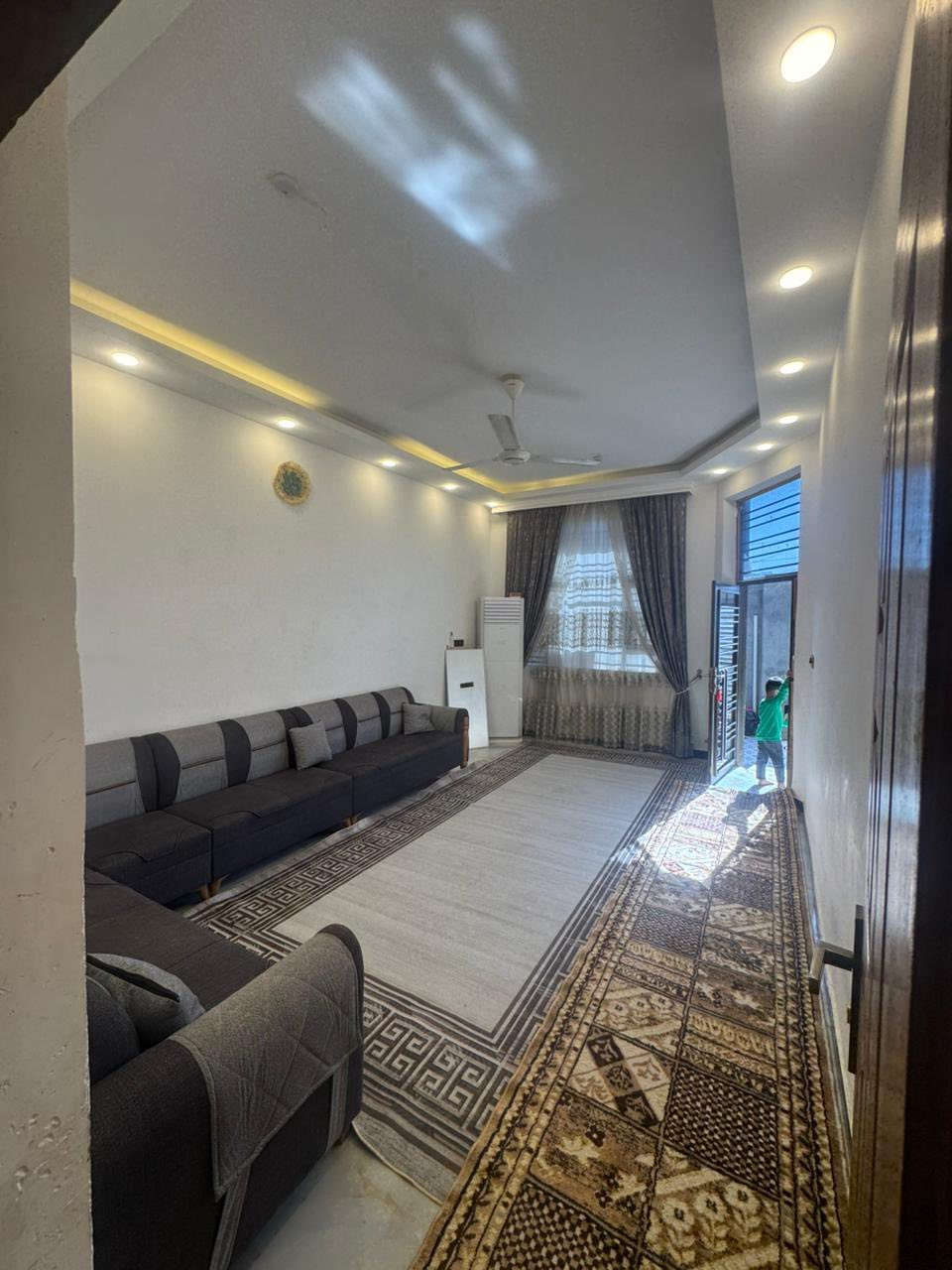 دار سكن طابو صرف في حي الأمير ( الثاني )
يقع على شارع ( ٣٠ ) م 
بناء طابوك - صب كونكريت 
مساحة ١٥٠ م 
يحتوي على ( غرفتين ) نوم
والثالثة طابق ثاني مع صحيات طابق ثاني  
صحيات داخلية + خارجية 
البيت مطلوب سلفه ( اسكان ) ( ٣٥ ) مليون 
يتم تنزيل من السعر ( الكلي ) 
تحويل ( مباشر ) - ( بناء درجه اولى ) 

للاستفسار مراجعة مكتب ( غيدان ) للعقار  
واسط - الزبيدية - مقابيل حي ( الصناعي )  
***********  
*********** محمد سيد غازي
