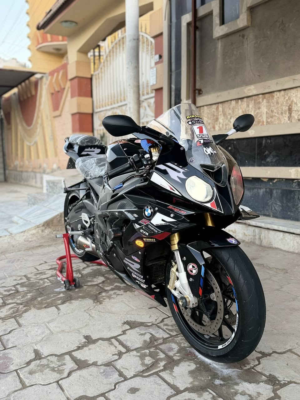 السلام عليكم دراجة بي ام 1000rr رقم وسنوية تحويل مباشر مكفولة كفالة عامة من كلشي وارد أمريكي بدون ضرر ابد كلين وموجود صور مزادهة بل منشور السعر ٩٠ ورقة وبيهة مجال مكاني ناصرية ***********
