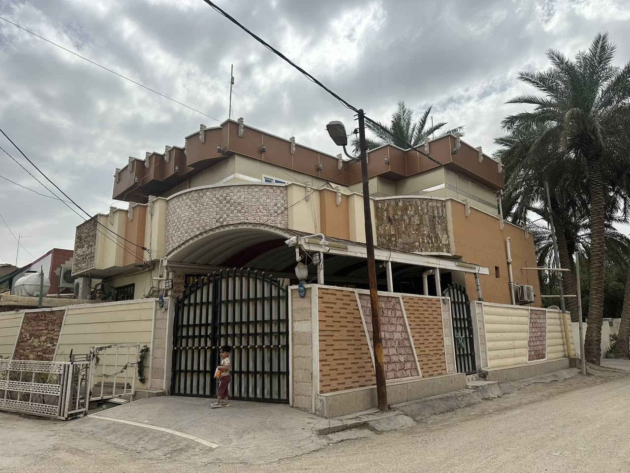 دار للبيع المكان حي الوحده طابو صرف
المساحه 210
الطابق الاول يتكون من استقبال 7\4
هول معزول 5/4
مطبخ حار بارد 7/4
صحيات داخليه وحمام 
الطابق الثاني كما موضح بالصوره شغل تركي سندويج مغلف داخل وخارج 
الطابق الثاني 2 عرف نوم 6/5
هول كبير 
مغاسل كامله 
مخزن 
البيت شغل درجه اولى 
السعر 180 خصم 
***********
***********
