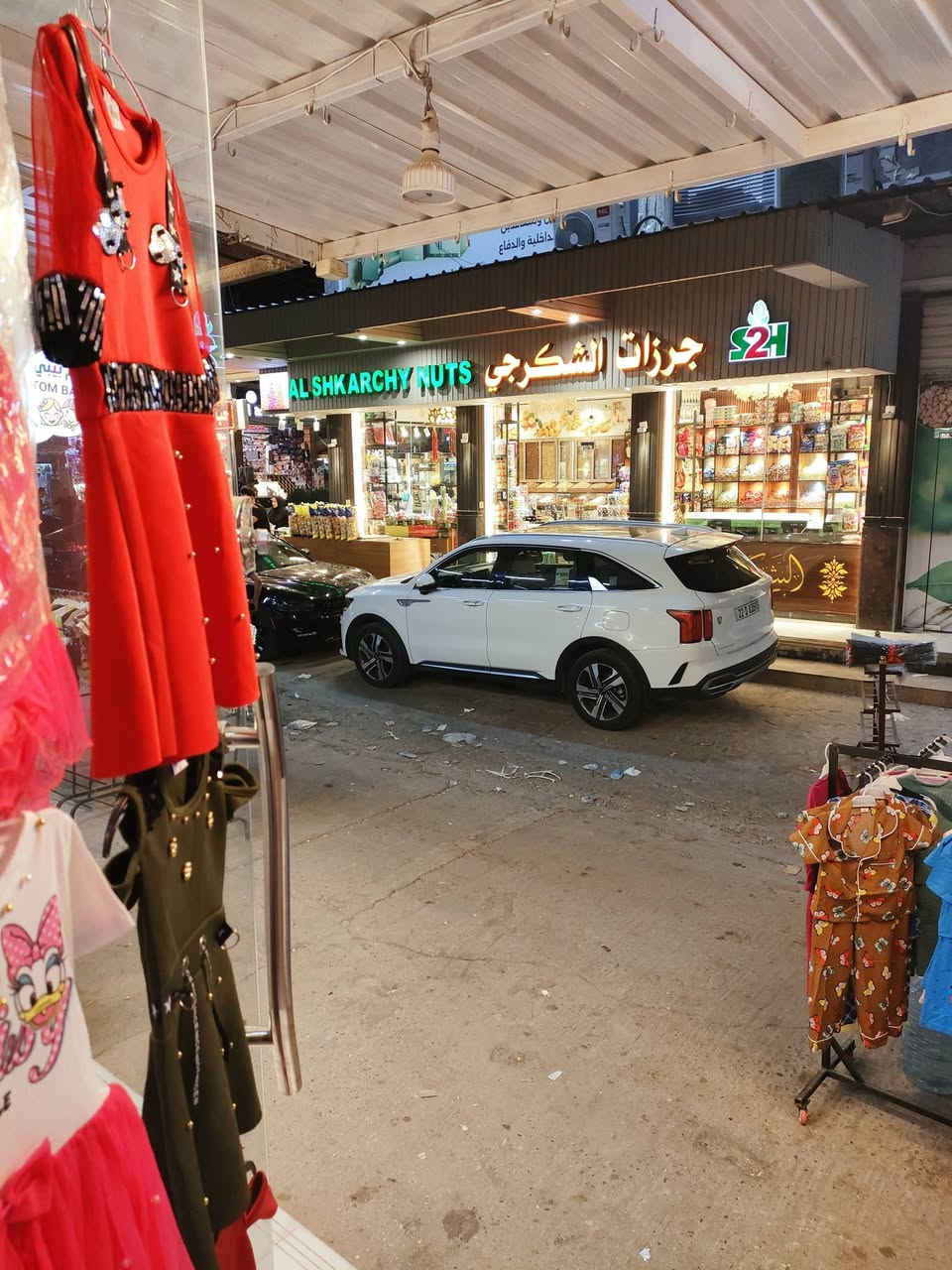 محل للبيع في حي النور بفرع صالون عروس بيروت قرب جرزات الشكرجي العمق 4والعرض 2 المحل ابيعو كامل ويا اغراضو وايجارو مناسب 250 الف قريب عشارع ***********
