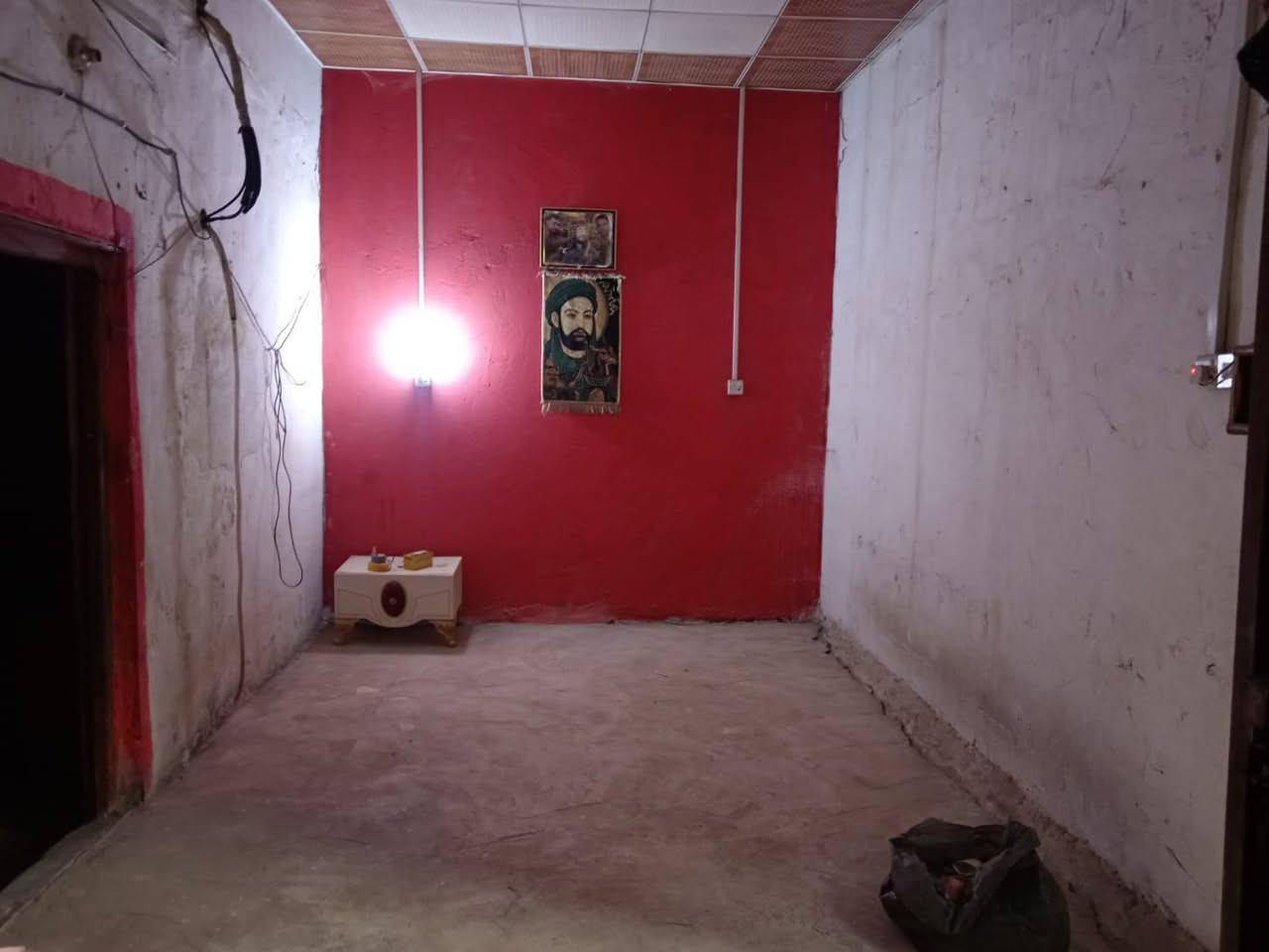 سلام عليكم بيت البيع في المعقل حطين يحتوي على غرفتين وصاله وديوان كبير كل غرفه 5×4 وصاله 7×3 وديوان 10×4 +وبيت زغير وره وبي غرفه و حديقه كبيره السعر 25 وبي مجال رقم الهاتف *********** هاذا وتساب فقط وهاذا شريحه ***********
