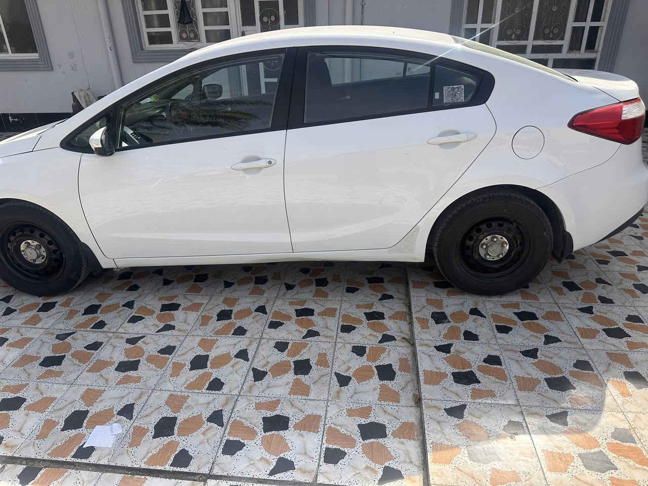 السلام عليكم
سيراتو 2014  ديالى مكينة 2000 دوش .

السيارة بيها صبغ جهة اليمين قطعتين  بسبب شخوط اي ضربه مابيها .. مكينة گير تبريد صدر كلشي تمام 

السعر 110 ورقة . 

***********
