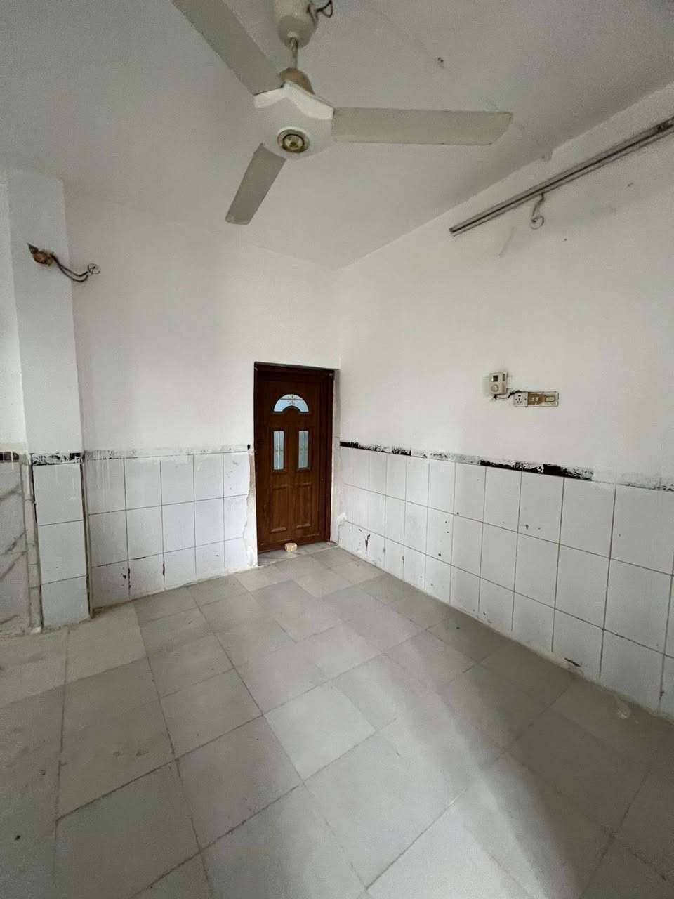 مشتمل للايجار مساحه 80  في حي المعلمين 
يحتوي على غرفه وصاله ومطبخ وصحيات 
ايجاره 350 

للاستفسار الاتصال على ***********
