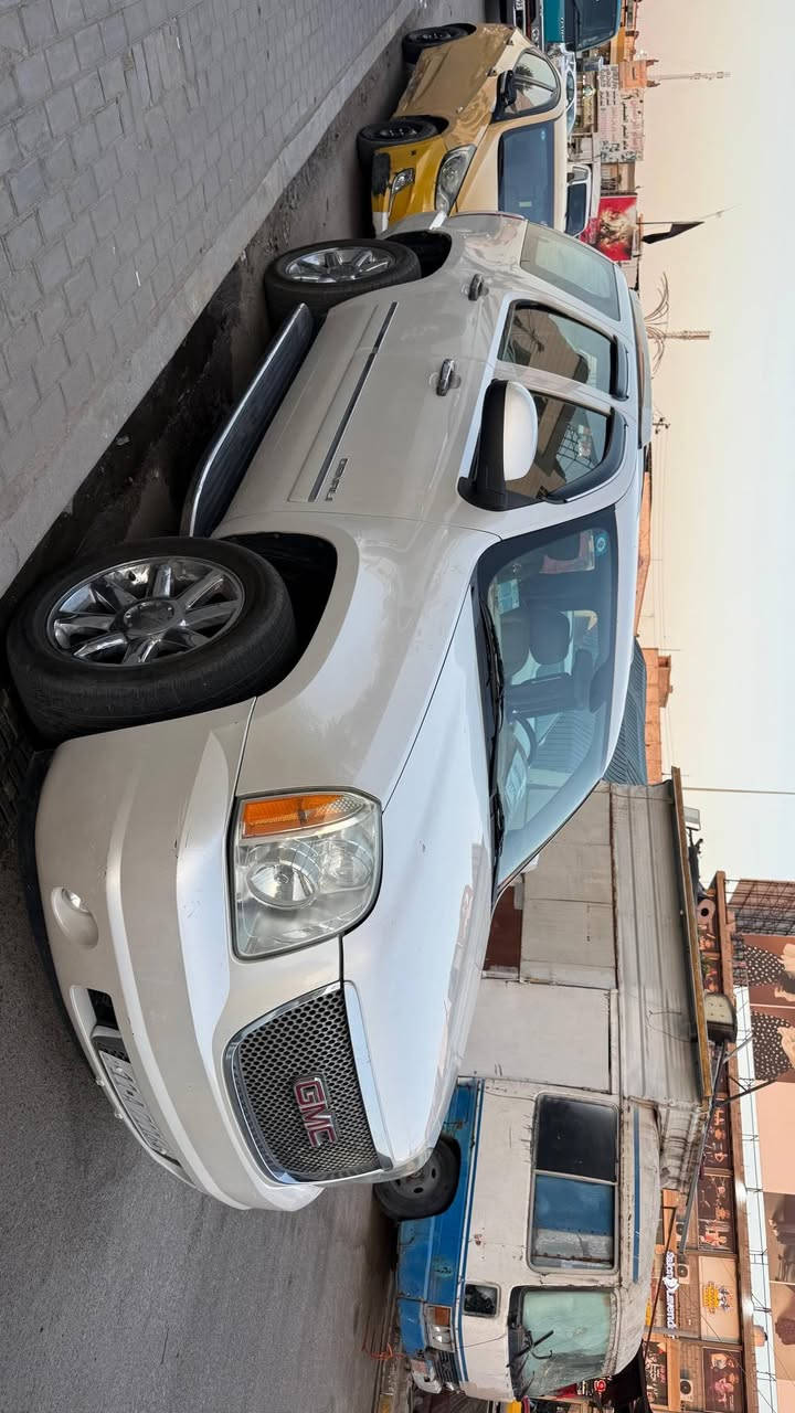 السلام عليكم يوكن دنلي فول خليجي  
2011
 كفاله عامه 
ماشية 160   km
عدا شبر بارد في الباب خلف السائق 
بدون صبغ السياره جاهزه ما ناقصها شي
***********
