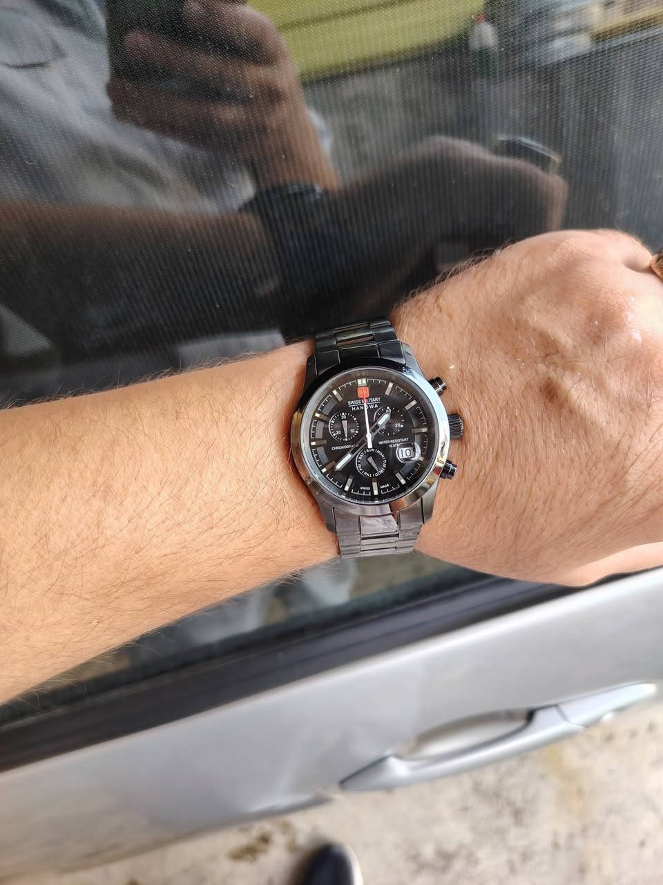 ⌚ للبيع: ساعة Swiss Military Hanowa Chronograph الأصلية
​لعشاق الساعات السويسرية المتينة والراقية، معروض للبيع ساعة Swiss Military Hanowa الأصلية بحالة ممتازة جداً وبكامل أناقتها. تجمع الساعة بين التصميم الرياضي القوي واللمسة الكلاسيكية الفخمة.
​🔍 المواصفات التقنية الفنية:
​الصناعة: سويسرية أصلية بالكامل (Swiss Made) تضمن لك أعلى دقة واعتمادية.
​المعدن والهيكل: ستانلس ستيل (Stainless Steel) صلب مطلي باللون الرمادي الداكن/الأسود (Gunmetal/Black PVD) المقاوم للخدش وتغير الألوان.
​الزجاج: زجاج ياقوتي مقاوم للخدش (Sapphire Crystal) لحماية فائقة تضمن بقاء الشاشة نقية دائماً.
​الحركة (Movement): حركة كوارتز سويسرية دقيقة وعالية الأداء.
​الوظائف: * كرونوغراف (Chronograph) لقياس الوقت بدقة عبر العقارب الصغيرة.
​نافذة لعرض التاريخ عند مؤشر الساعة 4 مع عدسة مكبرة (Cyclops) لوضوح تام.
​مؤشر خاص لعرض أيام الأسبوع أسفل الميناء بشكل مميز.
​مقاومة الماء: مقاومة للماء حتى عمق 100 متر (10 ATM)، مناسبة للاستخدام اليومي والسباحة.
​الميناء: لون أسود فاخر مع عقارب ومؤشرات مضيئة في الظلام (Luminescent) وشعار الماركة السويسرية الشهير باللون الأحمر عند الساعة 12.
​✨ حالة الساعة:
​نظيفة جداً وبحالة ممتازة (نفس المظهر الواضح في الصور).
​الأزرار والكرونوغراف والتاريخ يعملون بكفاءة 100%.


**إذا كنت صاحب هذا الإعلان وتريد حذفه لأي سبب، رجاءا أرسل رسالة إلى الدعم الفني**