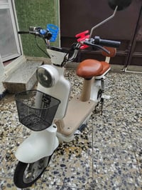 دراجه شحن كلاسيك دراجه نضيفه وكامله مابيه اي نقص بطاريات بحاله جيده شا...