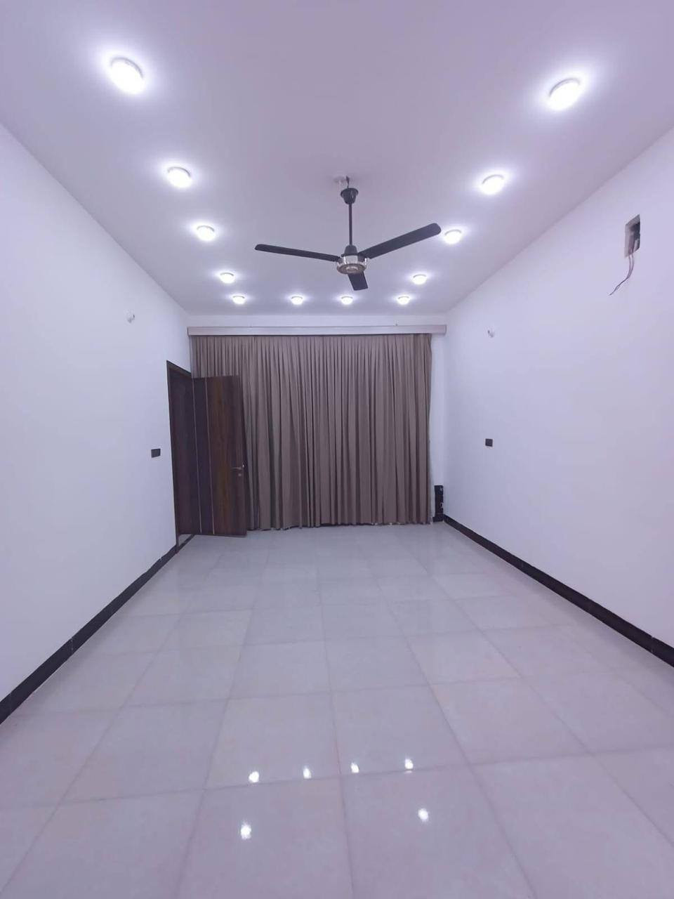 🏡 دار للبيع – بسعر مناسب و موقع مميز جداً

📍 الرمادي – شارع 40 خلف عمارة القند 

المساحة الكلية: 230 م².

جنس العقار: طابو زراعي سند 25 فسفوري – تحويل مباشر.

نوع البناء: طابوق.

شارع 8 متر تبليط.

جميع الخدمات متوفرة: ماء – كهرباء – تبليط.

🔹 تفاصيل الدار: يحتوي على 3 غرف نوم و صالة واسعة و استقبال و مطبخ و كراج و مجموعة صحيات داخلية وخارجية

✨ مميزات إضافية:
نظام سبالت
نظام كاميرات مراقبة
نظام إنترنت
بوستر ماء
نظام غاز خارجي

💰 السعر: 135 مليون  – قابل للتفاوض.

إضافة إلى ذلك مجموعة سبالت هدية مع الدار.

-----------------------------------------------------
📞 للاستفسار والمعاينة:
زيارة المكتب ، مقابل جامع الواثق 

📱 واتساب على كلا الرقمين 

         ***********
         ***********
