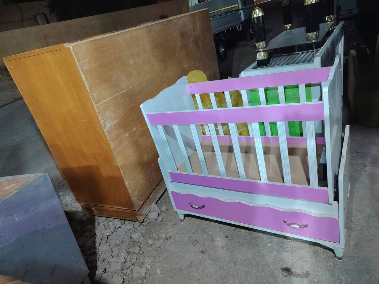 اغراض. واثاث منزلي باانسب الاسعار الاستفسار *********** او مراسله الصفحه 
تخامه
طباخات بلازمات
ميز طعام و ميز بلازما 
بنكات سبلت مبرده
صوبات سنك مرايا عمودي بوفيه كومدي مجرات جرابي حديد وخشب غرفة نوم
