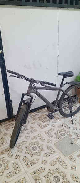 ⭕للبيع: دراجة هوائية "الوطنية" نظيفة جدًا!
مستخدمة فقط 4 أشهر، متروكة شهر واحد.
معها إشارة خلفية وعداد سرعة.

سعرها: 145 (يوجد مجال للتفاوض).
التواصل وتساب ( *********** )
