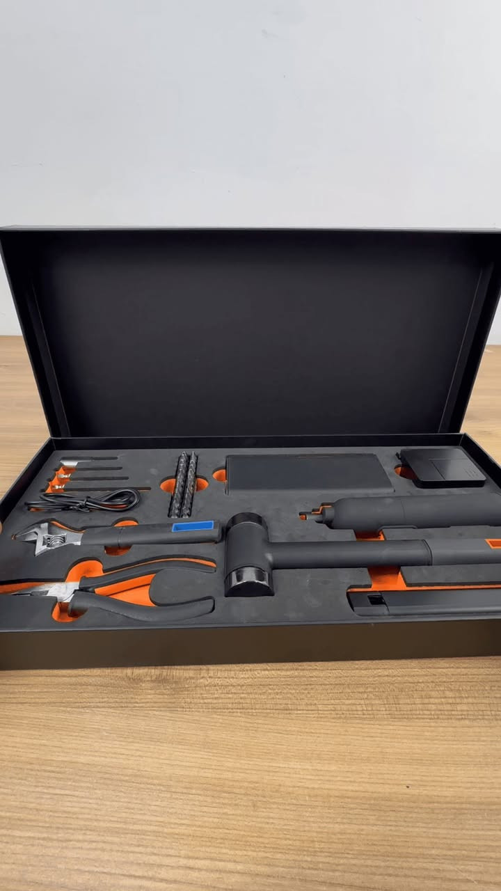 طقم أدوات منزلي كهربائي متعدد الاستخدام – JOKER

الاستخدامات

مثالي لأعمال الصيانة المنزلية والإصلاح السريع للأجهزة، الأثاث، والإلكترونيات.

مناسب للحرفيين، والمهندسين، ولكل من يحتاج أدوات منظمة وعملية في مكان واحد.

يمكن استخدامه لتركيب الأثاث، فك وربط البراغي، إصلاح الأجهزة المنزلية أو الإلكترونيات الدقيقة.

المميزات

درنفيس كهربائي قابل للشحن بمنفذ USB Type-C ببطارية ليثيوم 1500mAh.

سرعة دوران 230 دورةدقيقة (rpm) وعزم دوران كهربائي 3N.m يدوي 10N.m.

وقت شحن حوالي 60 دقيقة وزمن تشغيل مستمر يصل إلى 40 دقيقة.

تصميم مريح وخفيف الوزن (150غ) لسهولة التحكم والاستخدام.

يحتوي على مجموعة رؤوس متعددة (PH، PZ، SL، Torx، Hex) تناسب كل أنواع البراغي.

أدوات متكاملة تشمل:

- مطرقة معدنية صغيرة.
- مفتاح إنكليزي قابل للتعديل.
- كماشة احترافية.
- مشرط (كتر) آمن ودقيق.
- شريط قياس طوله 3 أمتار.
- علبة مفكات دقيقة معدنية مغناطيسية.

جميع الأدوات مصنوعة من معدن مقوّى عالي الجودة مع مقابض مريحة مقاومة للانزلاق.

تصميم داخلي من الفوم لحفظ الأدوات بشكل آمن ومنظم داخل الصندوق.

محتويات الصندوق

درنفيس كهربائي شحن USB Type-C

مطرقة معدنية

مفتاح إنكليزي

كماشة

مشرط

شريط قياس (3م)

مجموعة رؤوس مفكات + لقم حفر

كابل شحن USB Type-C

علبة مفكات دقيقة معدنية

كتيب تعليمات الاستخدام

الملاحظات

يُشحن بالكامل خلال ساعة واحدة قبل أول استخدام.

يُحفظ بعيدًا عن متناول الأطفال.

لا يُستخدم في بيئات رطبة أو تحتوي على سوائل.

أبعاد الكرتون: طول 46 × عرض 25 × ارتفاع 6 سم.


**إذا كنت صاحب هذا الإعلان وتريد حذفه لأي سبب، رجاءا أرسل رسالة إلى الدعم الفني**