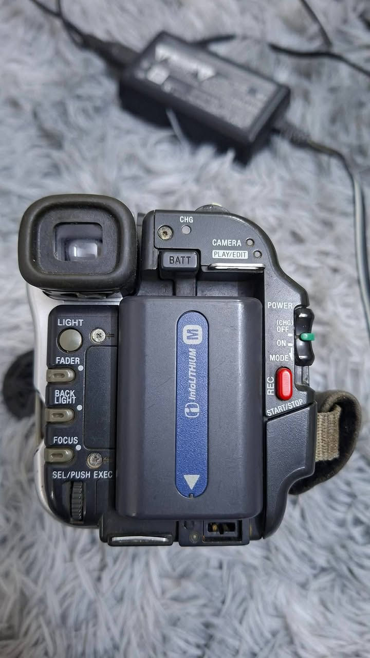 السلام عليكم للبيع كامره فديو نضيفه مستخدمه قليل الي يحب يتواصل وياي واتساب ***********
🌹Sony🔎 900X 40X Zoom🔍🌹
75 الف
