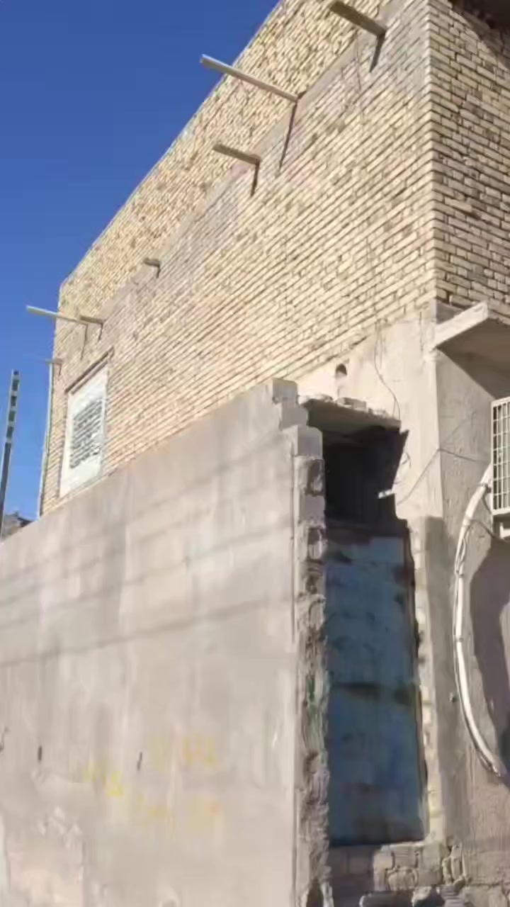 السلام عليكم دار للبيع
الدار متكون من طابقين الطابق الأول غرفه نوم واستقبال ومطبخ وحمام وتواليت وطارمه والطابق الثاني ثلاث غرف نوم وبلكونه خارجيه وتواليت الدار صب كونكريت مقابله ساحه والدار واصلل للتقيم يتقيم علئ الماده عشرين  لعنوان حي الجامعي قرب مدرسه المتميزين للاستفسار : ***********
