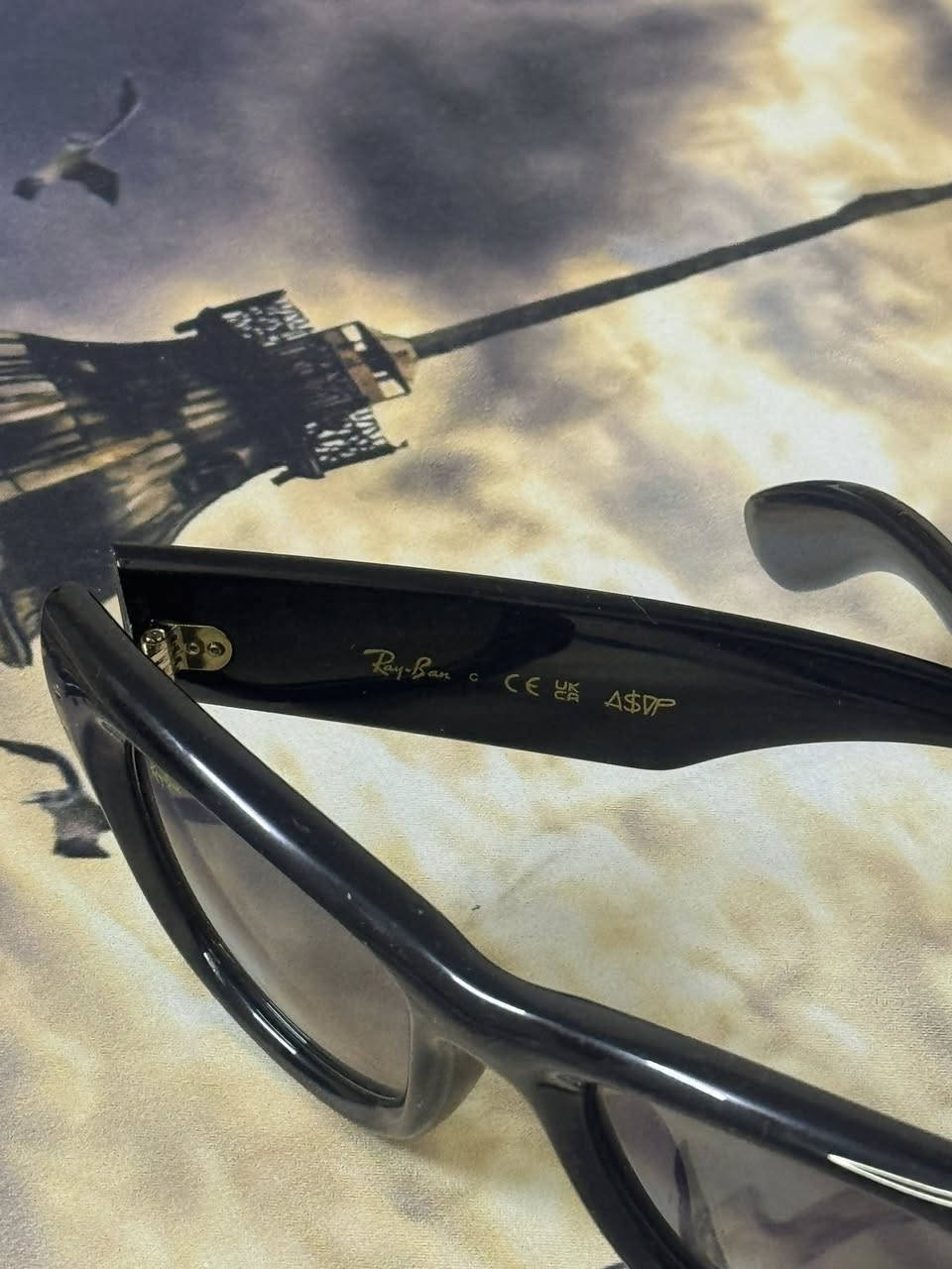 Rayban 🇮🇹
Wayfarer puffer asap rocky

ريبان لوك زيرو غير مستخدم

اصدار خاص تعاون مع مغني asap rocky

فريم اسود

عدسات زجاج  نيلي فاتح 

تنلبس ليلي نهاري 

للحجز والاستفسار خاص


**إذا كنت صاحب هذا الإعلان وتريد حذفه لأي سبب، رجاءا أرسل رسالة إلى الدعم الفني**