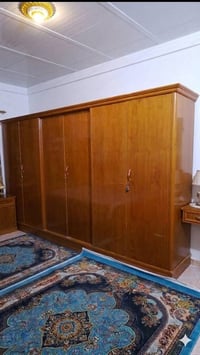 غرفة خشب • ستة أبواب • نظيفة