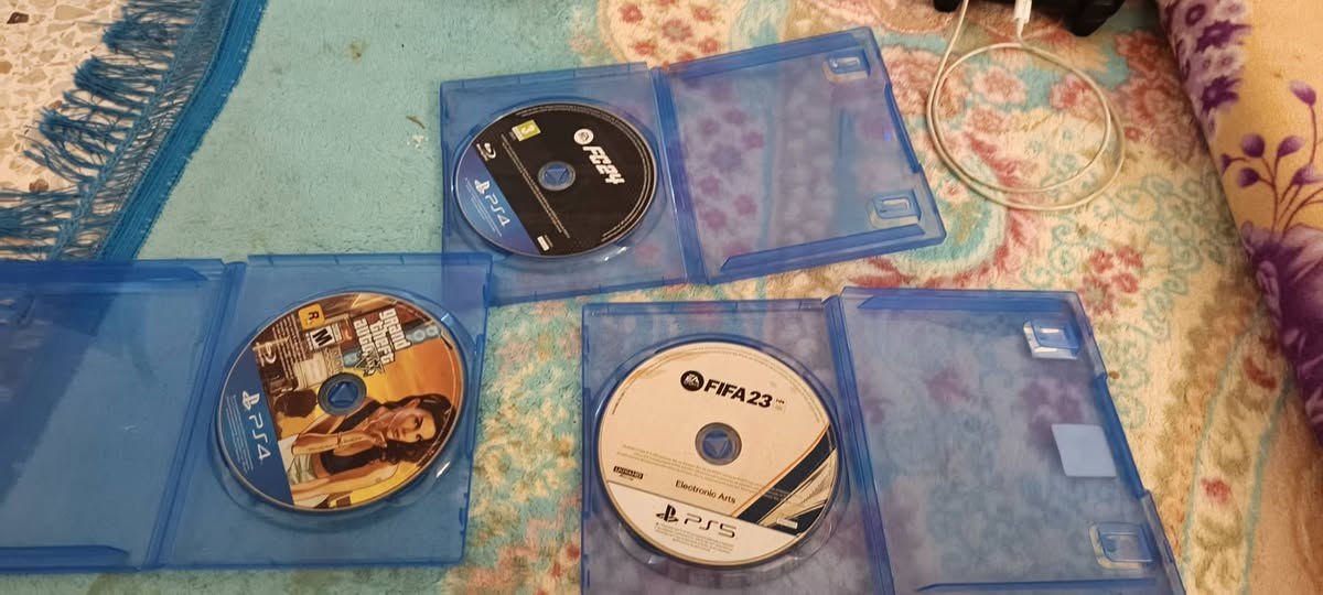 🎮 بلايستيشن 5 (PS5 Fat) نسخة سبايدرمان المحدودة للبيع 🎮
​السلام عليكم شباب، متوفر جهاز بلايستيشن 5 (نسخة الفات Fat) الأصلي، الإصدار المحدود المميز الخاص بلعبة سبايدرمان 2 (Spider-Man 2 Limited Edition Bundle).
​🔴 مواصفات وتفاصيل الجهاز:
​الموديل: الكود المعتمد والأقوى CFI-1216A  وهي أفضل نسخة من ناحية التبريد الممتاز، الاستهلاك الأقل للطاقة، والمعالج المطور.
​النسخة: باندل رسمي ومحدود (الكرتونة والغلاف بالتصميم الخاص باللعبة).
​النظافة: الجهاز نظيف جداً، أداء مستقر، وما يشكي من أي تعليق أو حرارة.
​⚠️ ملاحظة صريحة لإبراء الذمة:
​الجهاز مبدل بور سلاي (Power Supply) جديد وأصلي، بسبب انقطاع  الكهرباء. حالياً الجهاز شغال 100% ومفحوص وجاهز للاستخدام بدون أي مشاكل.
​📦 الملحقات والألعاب 
​💿 لعبة GTA V (جي تي اي فايف).
​💿 لعبة FC 24 (فيفا 24).
​الكرتونة الرسمية للباندل.
​كافة الوايرات الأصلية (باور + HDMI).
مكاني ديالى
رقمي ***********
