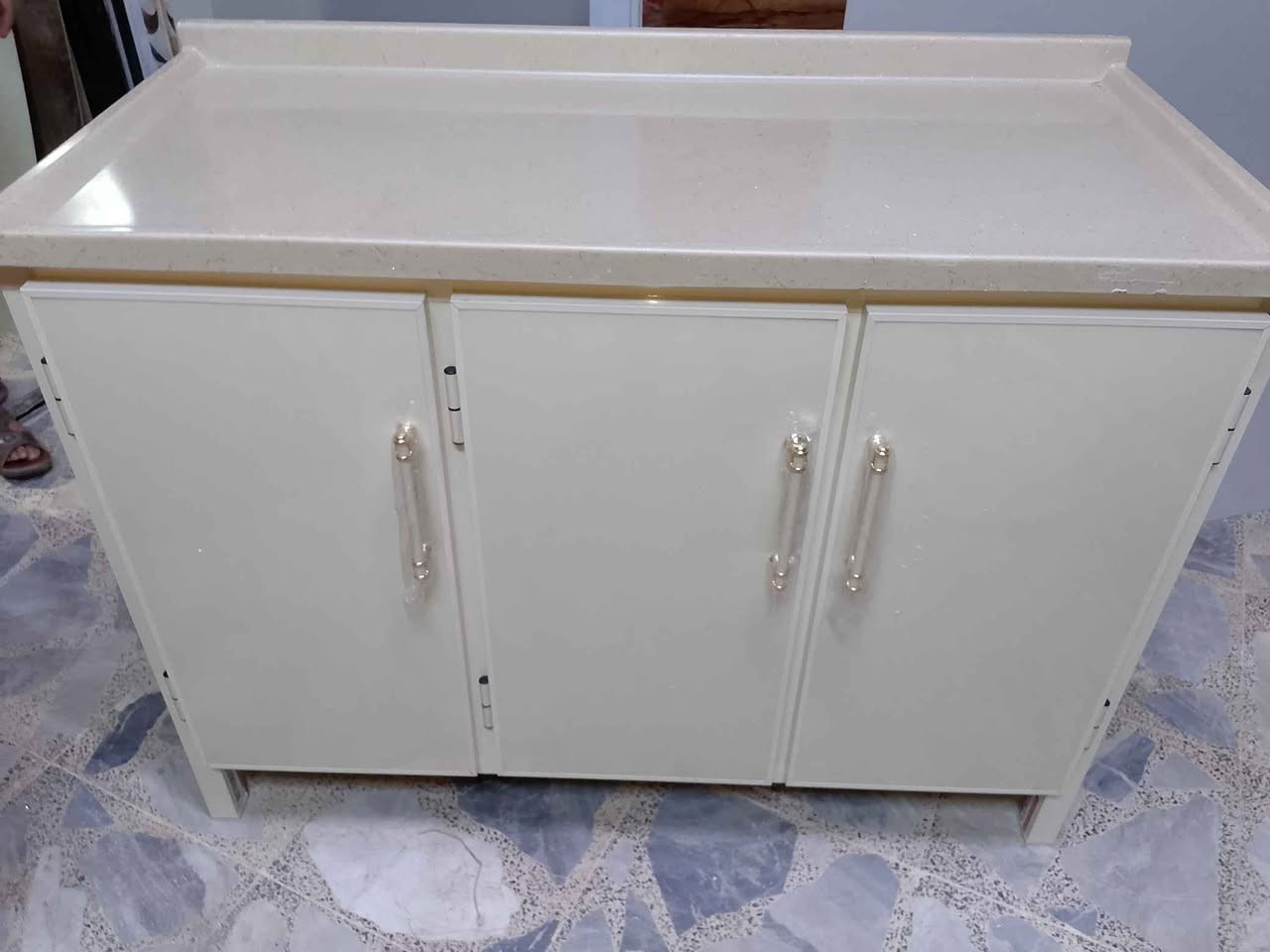 كاونتر متروعشرين مرمر 160الف مغلف بلاستيك من الداخل ضد الماء شرط الفحص ابواب مبطنه طبقتين توصيل موجود جميع مناطق البصره حجز وتساب *********** البصرة, العراق
