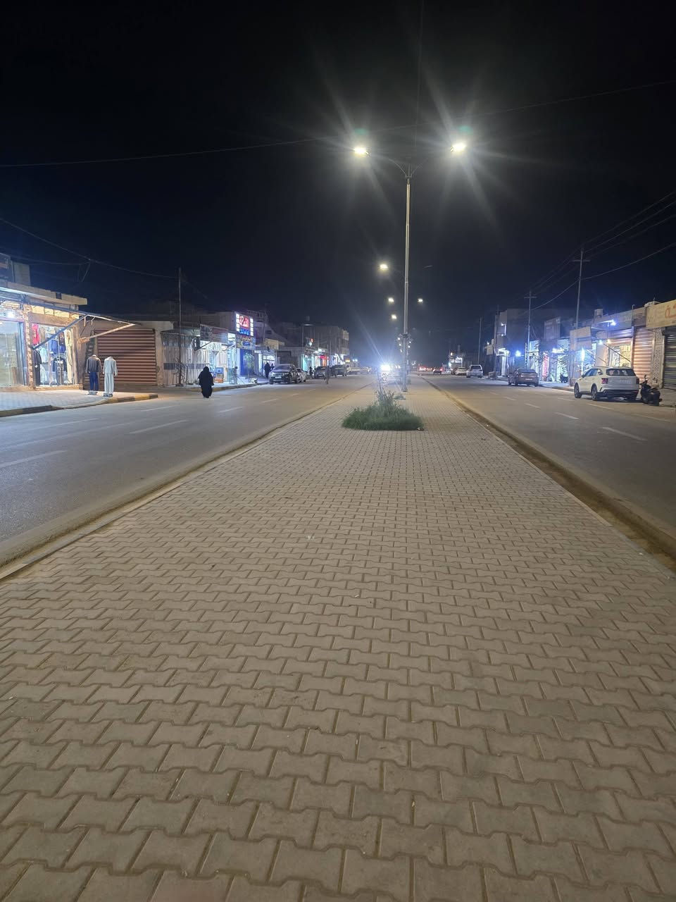 بيت تجاري للبيع
♦️المساحه ٣٠٠ متر 
♦️العنوان ( كوت _ حي الحوراء _ شارع الكفاح ) 
[يحتوي على بيت ٢٠٠ متر + ٣ محلات + شقه] 
(الوارد مليون وربع شهرياً) 
للتواصل ***********
