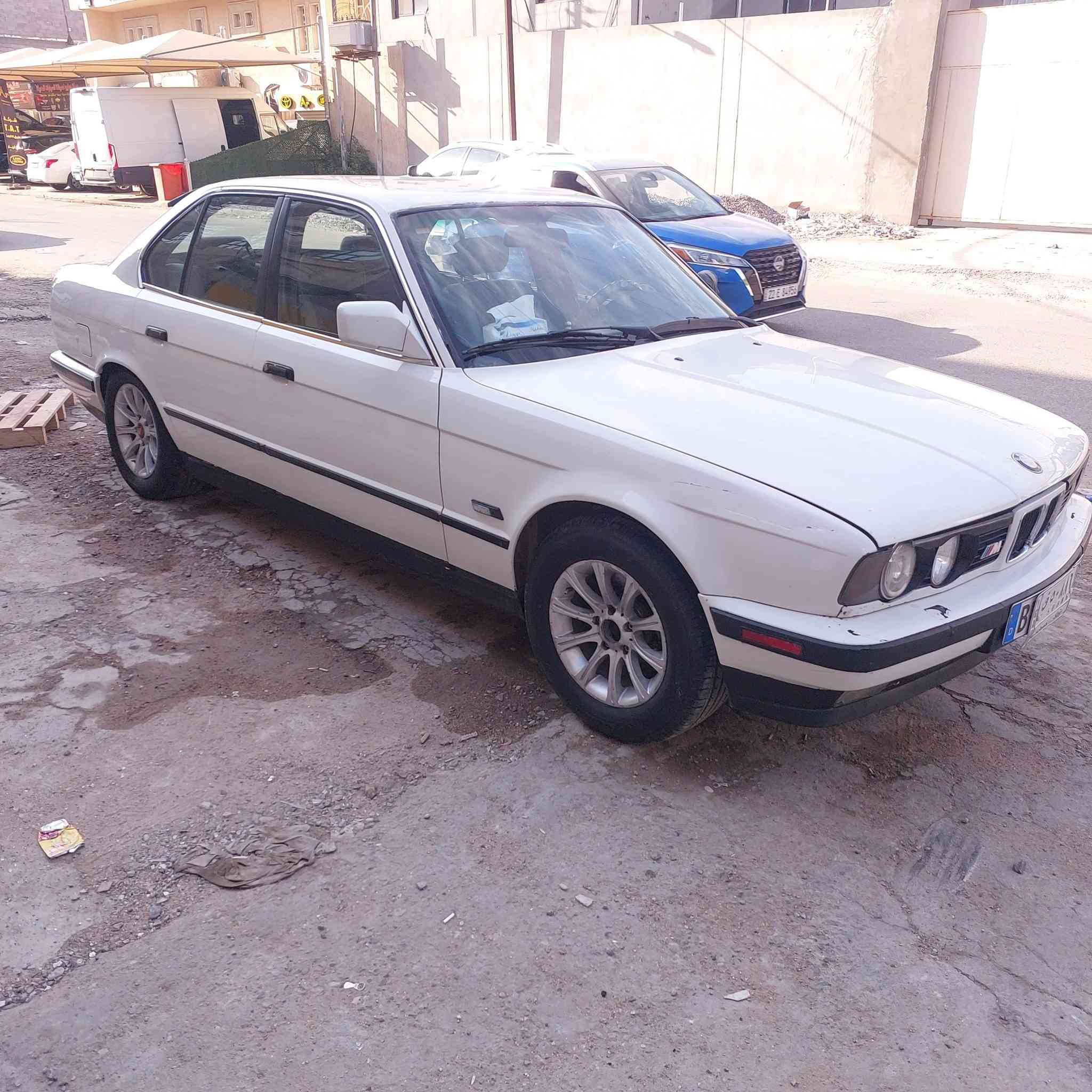 سلام عليكم بي ام البيع موديل 1990 
سياره خير من الله نضيفه معنه الكلمه 
كير محرك كفاله عامه تخم تاير جديد 
المكان بغداد المدائن سلمان باك  السعر 40 وبيه مجال الطيبين 
رقم الجوال ***********
خابر ودلل رقم الثاني بيه وتساب 
***********
