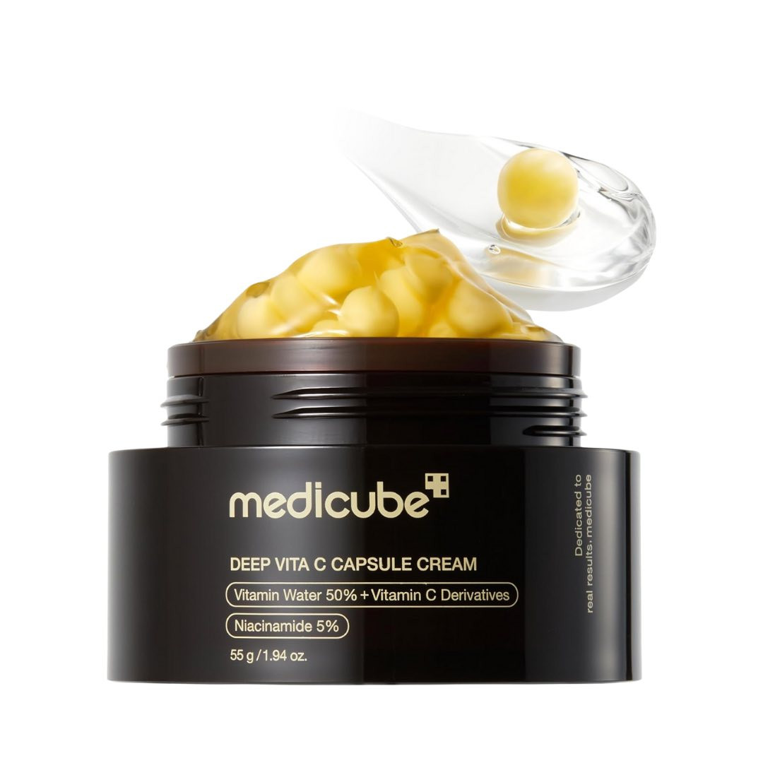 Medicube Deep Vita C Capsule Cream.. الاسم اللي صار غنى عن التعريف. 🇰🇷✨
ميحتاج نكول هواي، لأن النتائج كدامچ وجمهور هذا الكريم هو اللي يحچي عنه. 🗣️ 
إذا تدورين على التفتيح الحقيقي والنضارة اللي تبين من أول أسبوع، فهذا اختيارچ الأول: 💖

 تركيبة جبارة: 50% من ماء فيتامين سي، 5 أنواع من مشتقات فيتامين سي، و5% نياسيناميد.. مزيج مركز ينسف التصبغات ويوحد اللون. 🍊⚡

 كبسولات الكولاجين الذهبية: مثل ما واضحة بـ image.png و image_2.png، هذي الكبسولات مو بس شكل، هذي قمة التكنولوجيا الكورية لضمان نضارة ولمعة المرايا. 🌟💎

 عناية متكاملة: بالإضافة للتفتيح، الكولاجين والسيراميد يشتغلون على شد البشرة وترطيبها بعمق، يعني وجهچ يبقى "مشدود ومورد". 💧💆‍♀️
منتج كوري أصلي، جربوه الآلاف ومحد استغنى عنه. 🇰🇷✨
ميديكيب.. الاختيار اللي ما يخذلچ. 👑💖

سعر القطعه 20 الف توصيل مجاني داخل بسمايه


**إذا كنت صاحب هذا الإعلان وتريد حذفه لأي سبب، رجاءا أرسل رسالة إلى الدعم الفني**