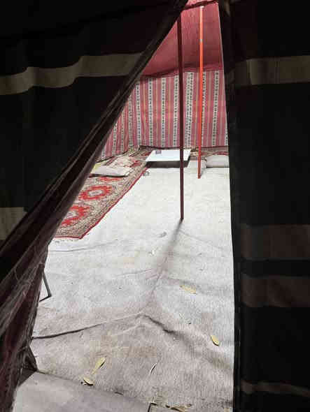 السلام عليكم 
خيمة قماش چادر ثخين دواخل مبطنه سقف مالها
الحجم 6*4 متر 
الخيمة مستخدمة 
السعر 275 الف وبيها مجال 
كاملة منصبه نضيفه كلش 
***********
