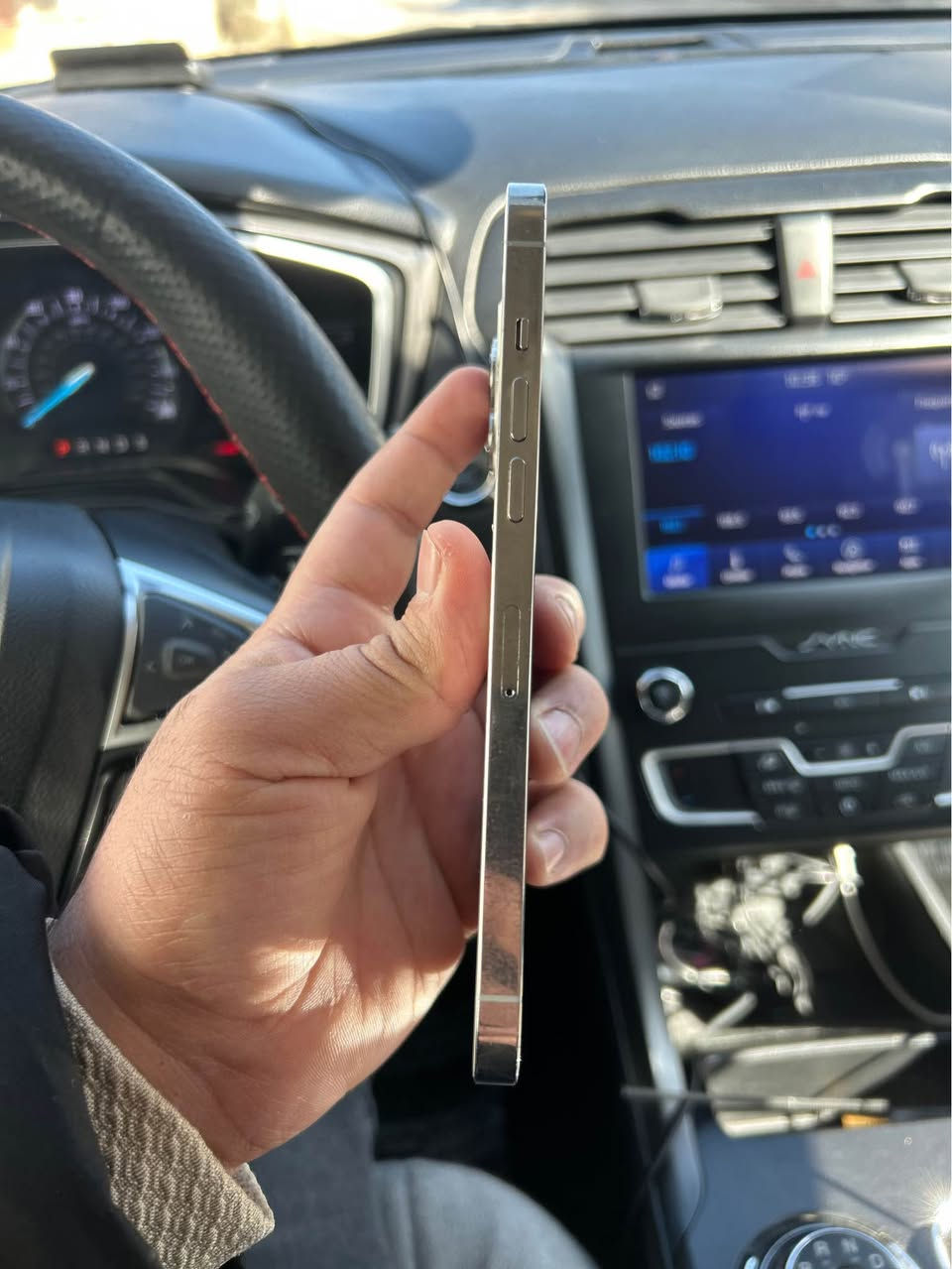 iPhone 12 Pro max 
128 GB

پشتی درزی هەیە شاشەی ئەو خەتەی هەیە کەمێ جار جارە ئەیگرێ زۆر نیە ئیشی پێ ئەکرێ بێ کێشە

195$ 
*********** السليمانية, العراق
